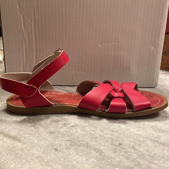 Red salt water sandals only worn a couple times Men’s size 6 Women’s size 8 - Picture 2 of 8